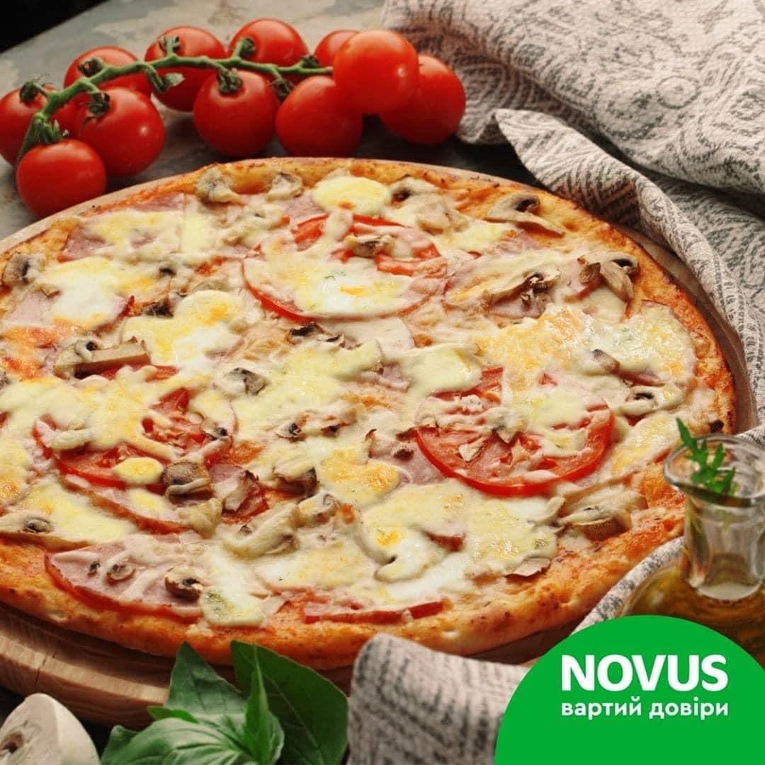 Свіжоспечена піца на тоненькому ніжному тісті у NOVUS 